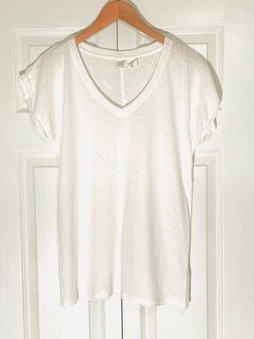 Artisan Ny White V-Neck Rolled Sleeve Tee